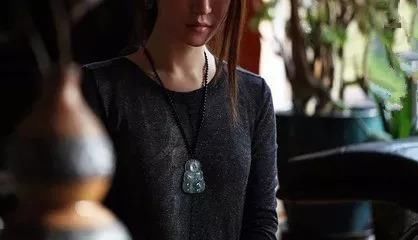 为什么你的翡翠饰品戴在身上就不如她好看？！