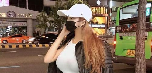  气质■街拍:简单有气质的清新甜美小姐姐,展示出欧美范