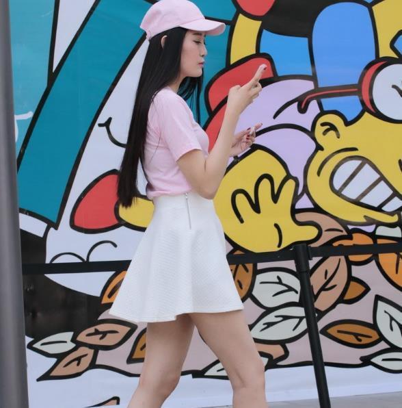 路人街拍，小姐姐黑色包臀裙搭配黑丝袜，让性感显露无疑