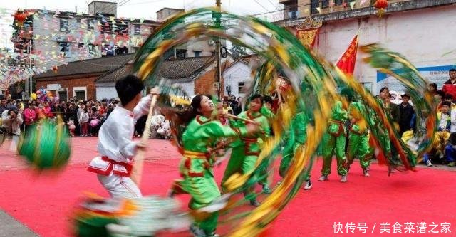 广东土豪摆50桌宴席请乡亲吃饭，老家穷得叮当响，不用礼金免费吃