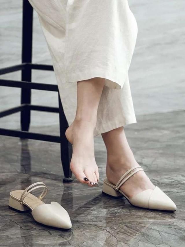 不要以为小个子就只能穿高跟鞋，这样的平底鞋比高跟鞋更显高！