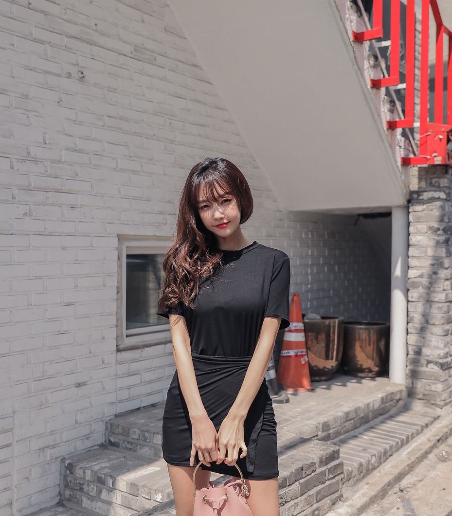 街拍黑色短裙气质美女,拥有迷人的笑容!