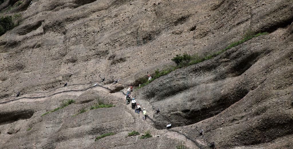 蜀山第一险道：离地500米高，窄处仅15厘米，游客吓到尿裤子