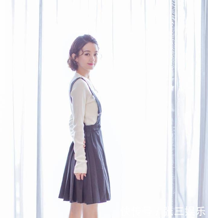 赵丽颖心真大, 背带牛仔裤都能穿出短粗腿, 网友: 简直不能接受