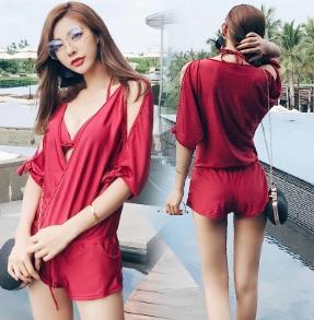 丰润标致的小姐姐穿上款式新颖的泳衣，秀出迷人好身材！