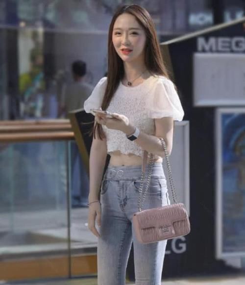  美女■养眼女神街拍：气质高雅的美女，一条粉色的连衣开叉裙，时尚女神风采迷人