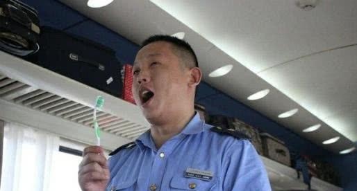 火车上“卖货”的人是哪儿来的？乘务员道出实情，乘客很反感！