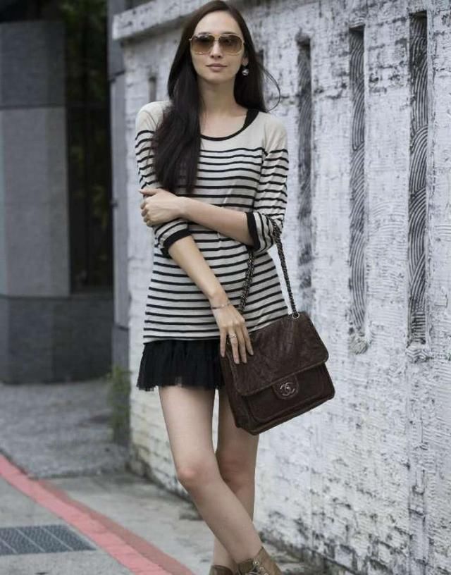 吴佩慈双腿张得真开，包都挡不住了，网友：难怪挤不进豪门！