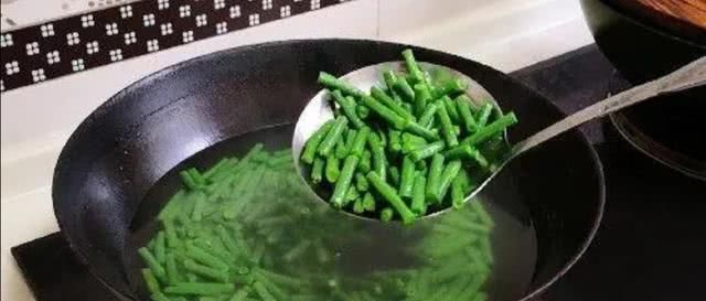  下饭@简单几个步骤，家常腊肠炒豆角，酱香好下饭