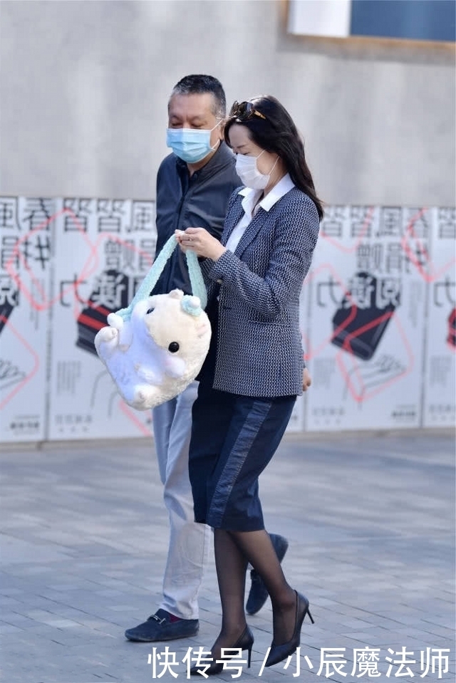 美女|路人街拍,美女休闲牛仔裤搭配银色的背心,简单又时尚