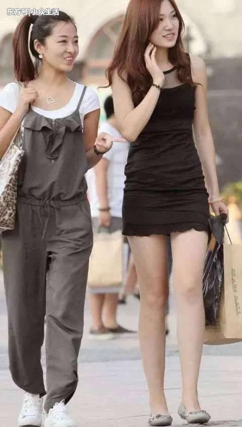 街拍：职场OL美女包臀裙的诱惑，二十公分高跟鞋，不硌脚吗?