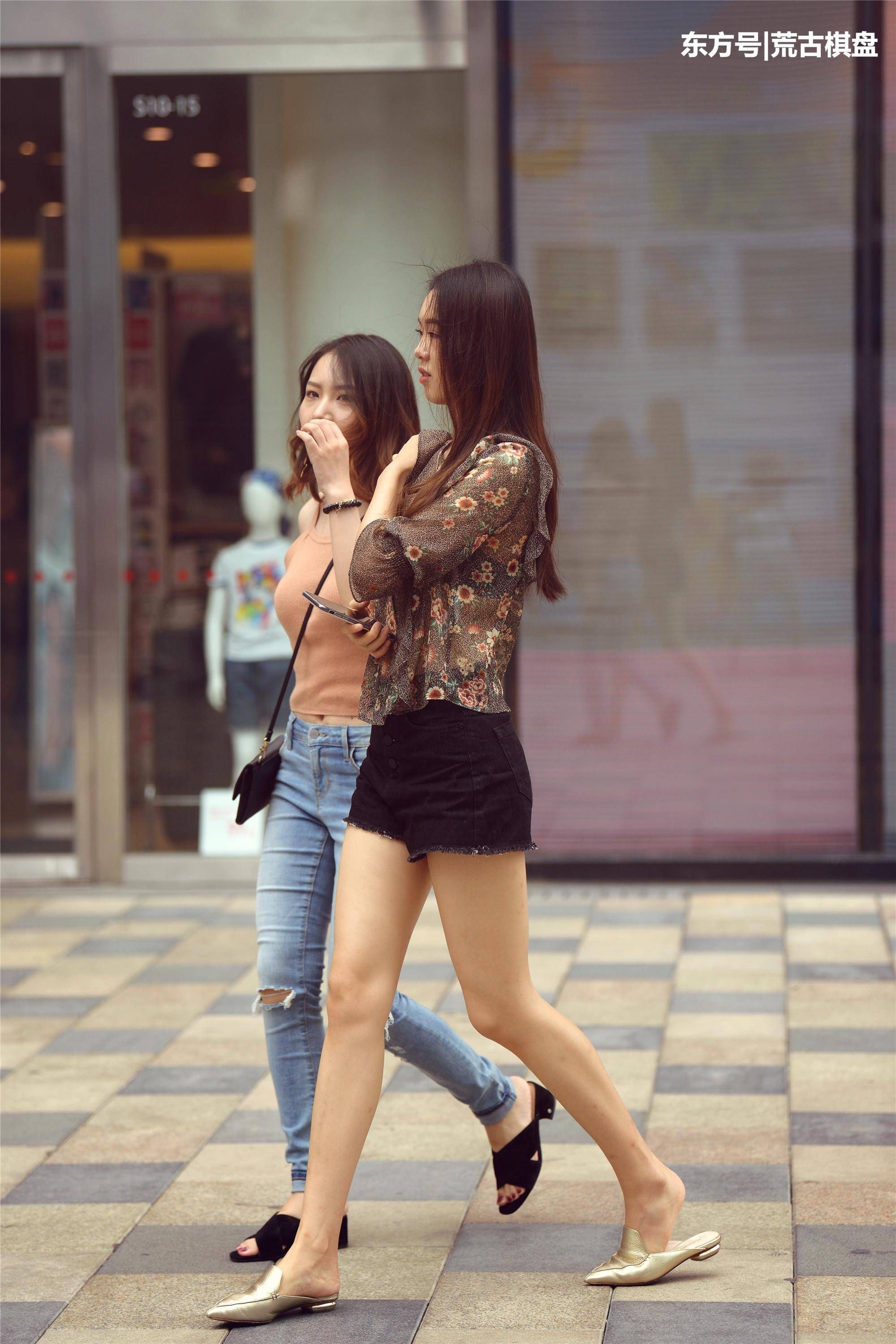 有一位身材高挑，模样俊俏的闺蜜，你愿意和她一起逛街吗?