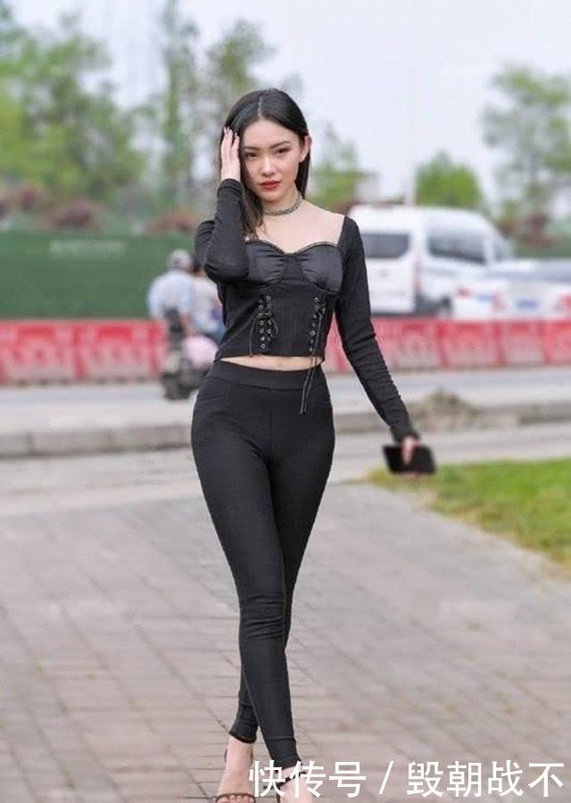 『美女』路人街拍,美女华丽典雅,穿姜黄色绸缎面料的上衣,优雅大方