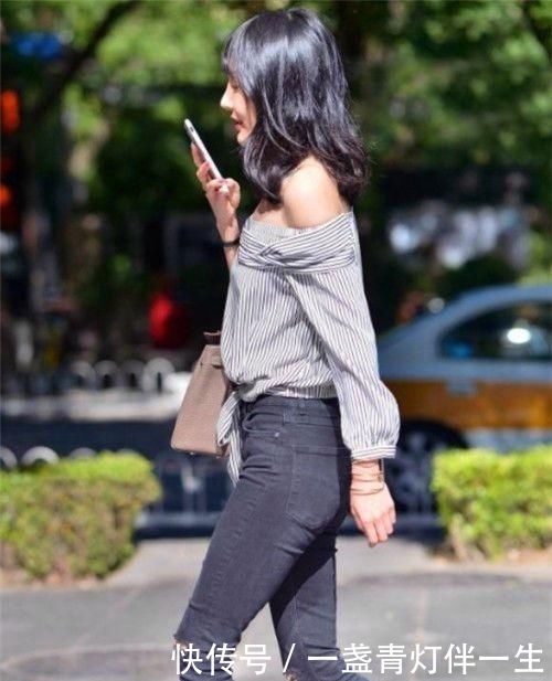 「连衣裙」街拍:美女戴一副时髦的太阳镜,身穿拼色连衣裙,充满着帅气