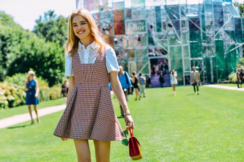 经典回归，秦岚马思纯把格纹穿得很高级