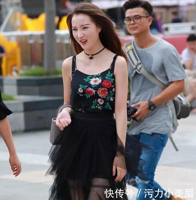 路人街拍，小姐姐身穿粉色抹胸上衣，突出小蛮腰，尽显女性魅力