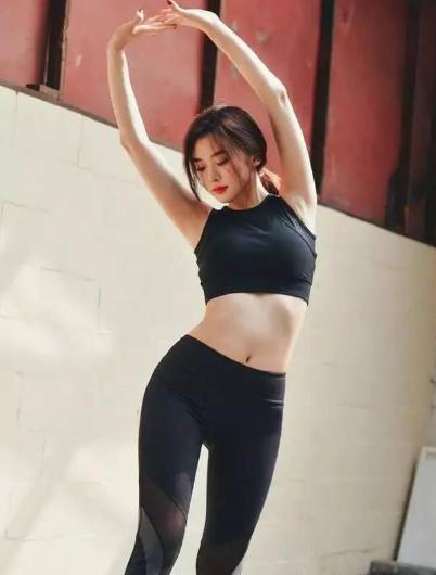 穿紧身打底裤的美女，小姐姐尽显青春魅力，呈现女神气质！