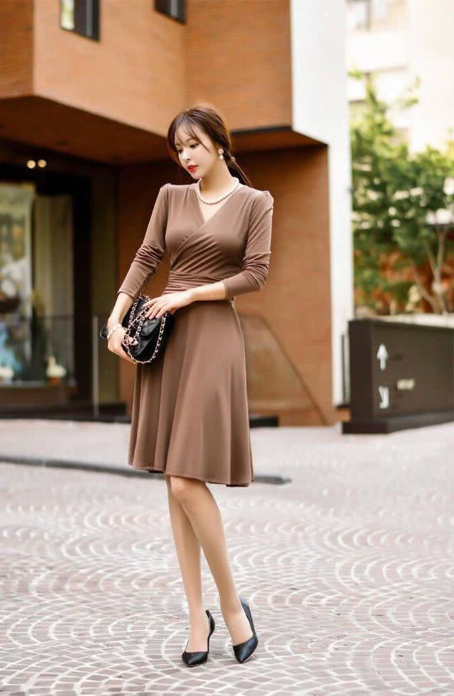 妙龄气质美女身材高挑迷人，一件裹胸短裙无法遮挡下垂的缺点