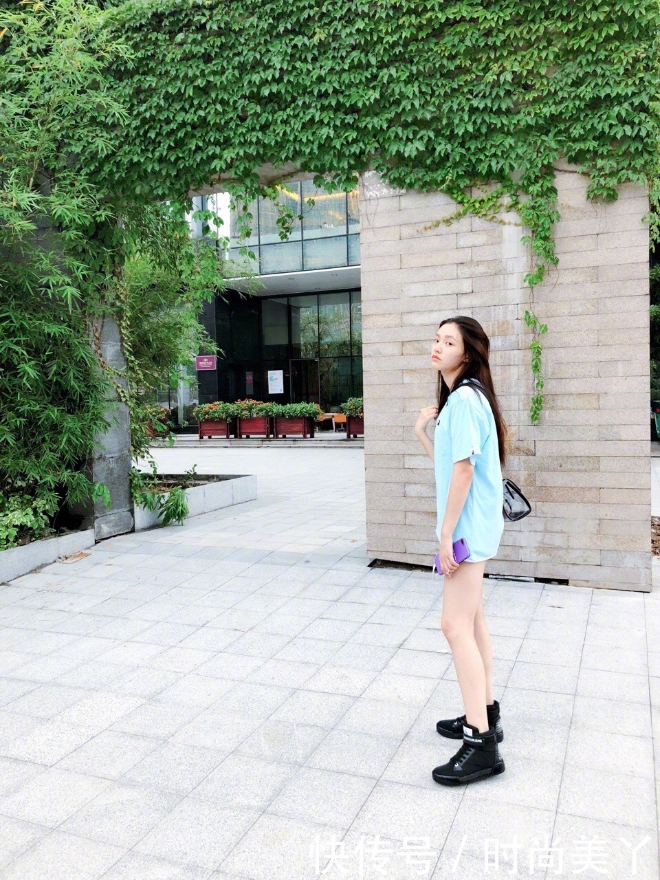 林允穿件蓝T就敢上街，大长腿超抢镜，网友：终于做回自己了！