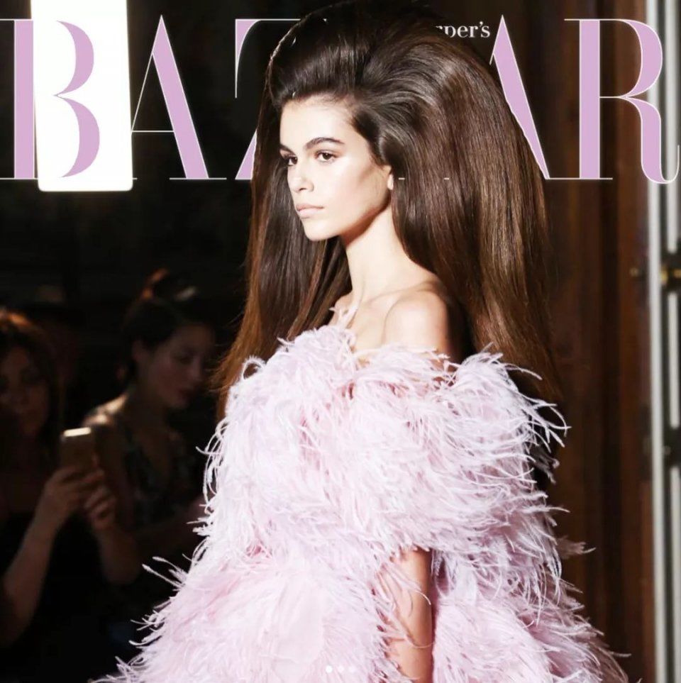 花团包围脸庞，羽毛变成云朵，世界上没有Valentino不敢做的少女