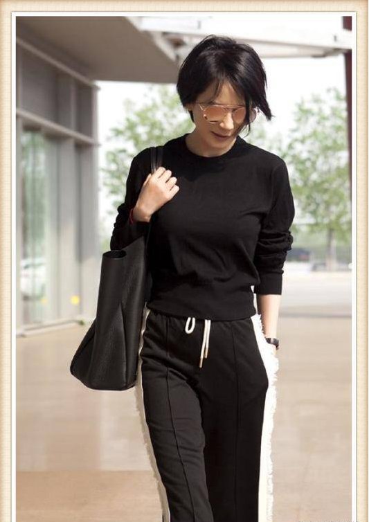 闫妮是47岁，俞飞鸿也是47岁，两人同现机场，差距竟如此尴尬