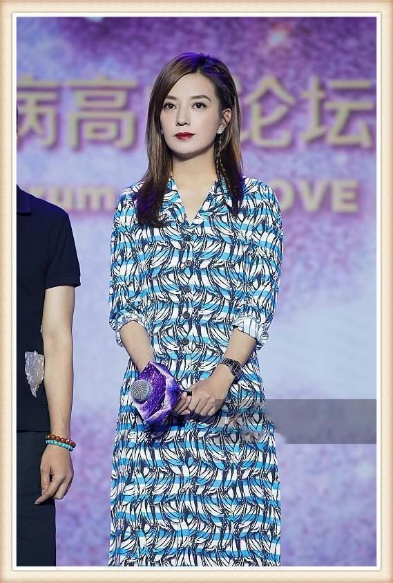 瘦下来的赵薇就是强!一件印花连衣裙尽显女王范，范爷完全不能比