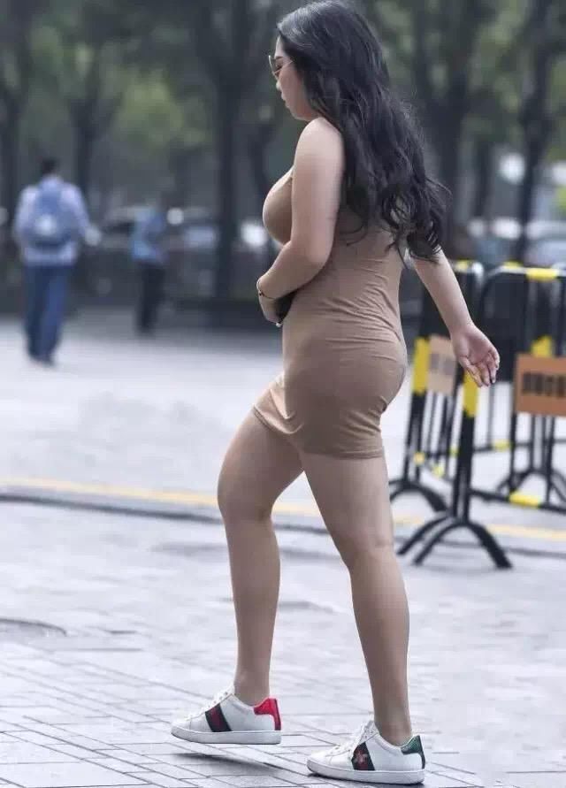 街拍丨你喜欢哪种身材的妹纸?丰乳肥臀还是~