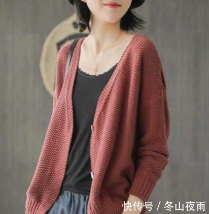 小黑@快收起你的小黑裤,今年流行“例假衫+微喇裤”,时髦更显瘦美