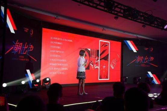 爱玛电动车蓝白红3色玩转英伦风 风靡大半个明星圈