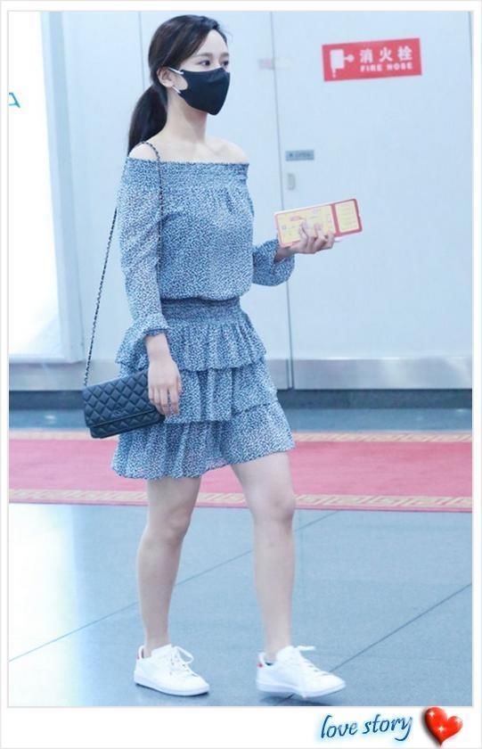 杨紫又胖了?直筒裤硬生生穿成紧身裤，网友:秦俊杰看了怎么想?