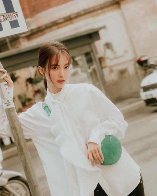 【 椅子】在椅子上劈叉,谁都不服就服她!,金晨决定让自己的腿高调一回