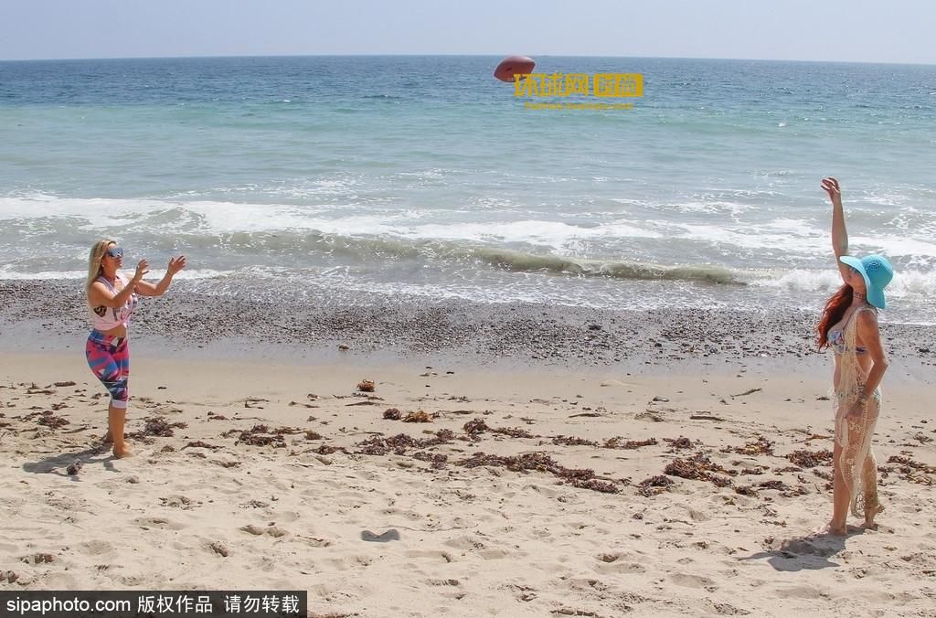 好姐妹沙滩一起大秀身材，性感加倍让人无法转移视线