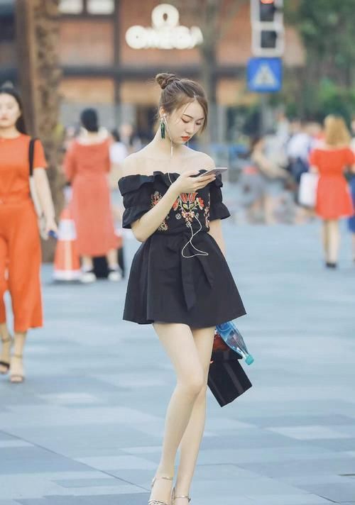  挪不开|街头最迷人的小姐姐，反光的皮肤让人挪不开眼