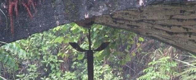 古桥下挂一古剑，价值连城，却无人敢偷，原因很简单！