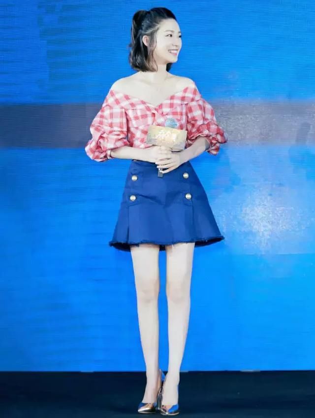 李沁终于高调了一回，穿七彩短裤大秀美腿，这白色的一条是什么?