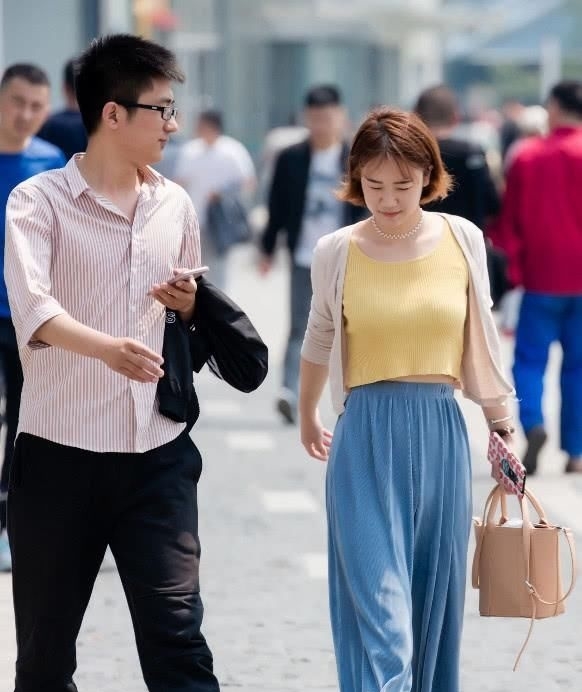  右脚：这裤子火了：“迈右脚是真裤子，迈左脚是假裙子”，潮人都在穿