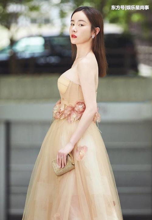 张檬美回去了！“柠檬西装”都能驾驭，但这黑色脚趾甲太抢眼！