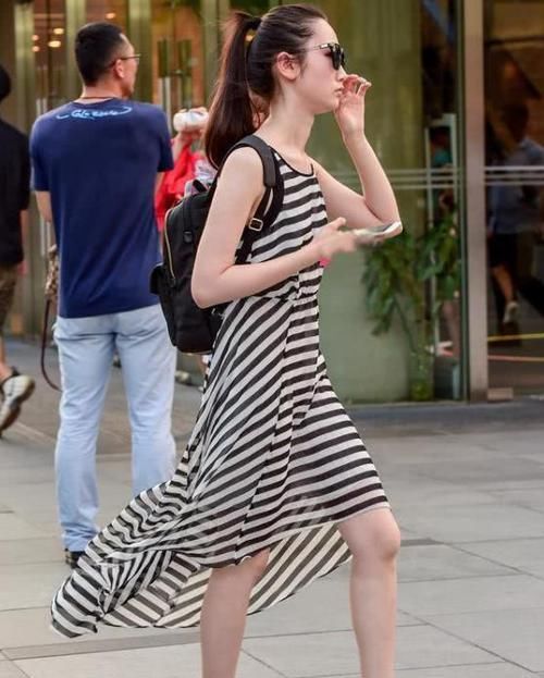  「条纹」街拍：天生丽质的美女，一条黑白色条纹连衣裙，时尚青春靓丽气息