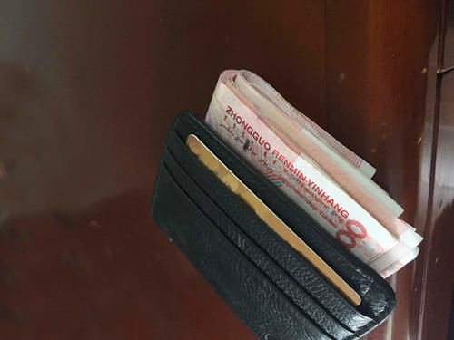  随后：河边钓鱼，捡到装满现金的钱包，好心归还，对方这样“报答”