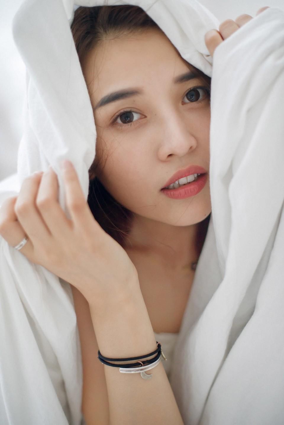 风情美女尤物吊带睡衣美女写真