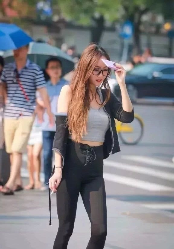 漂亮气质小姐姐，时尚穿搭紧身运动装彰显曼妙迷人身姿，复古黑框