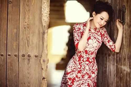 50岁许晴出席活动一件睡衣长裙惹争议，网友：这是真嫩