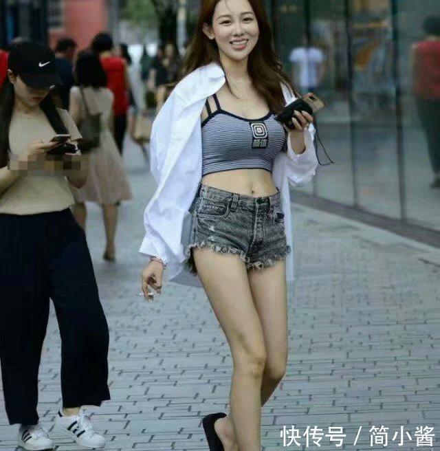 偶遇美女，清纯靓丽柔嫩肌肤，实在无可挑剔！