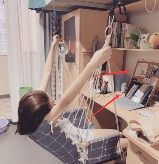 【抓拍】关晓彤宿舍被舍友抓拍,看清她书桌上的本子,才知什么是真学霸