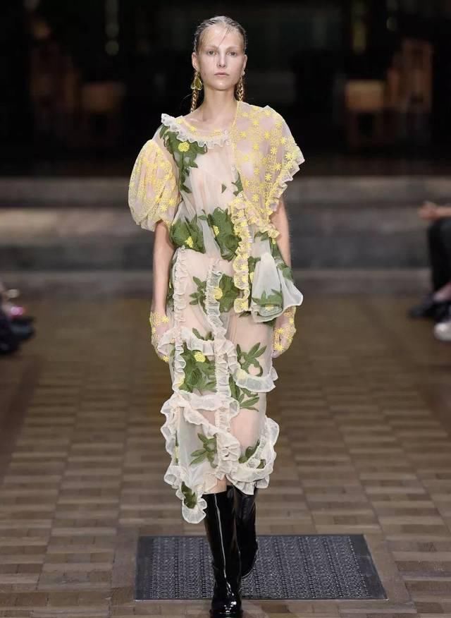 『穿着』只要穿着Simone Rocha,就可以一直做少女哦