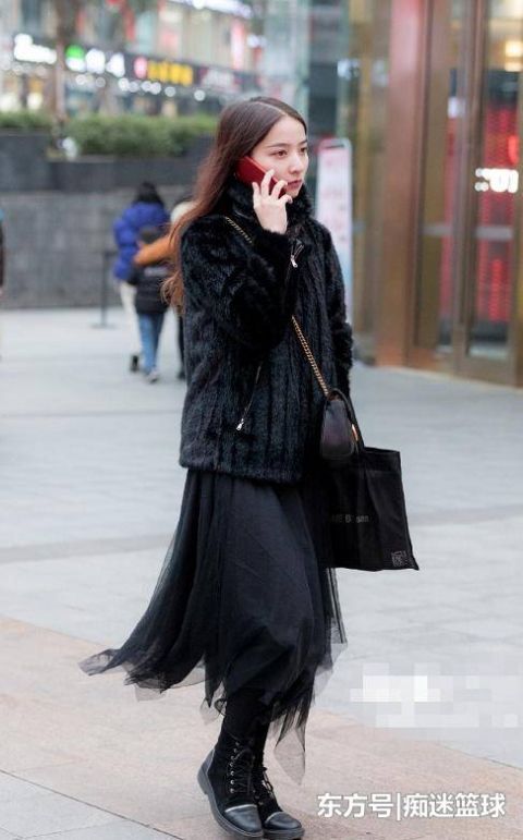  【黑卫衣】街拍：图一美女黑卫衣搭过膝靴子，腿细高颜值，下装消失美的很！