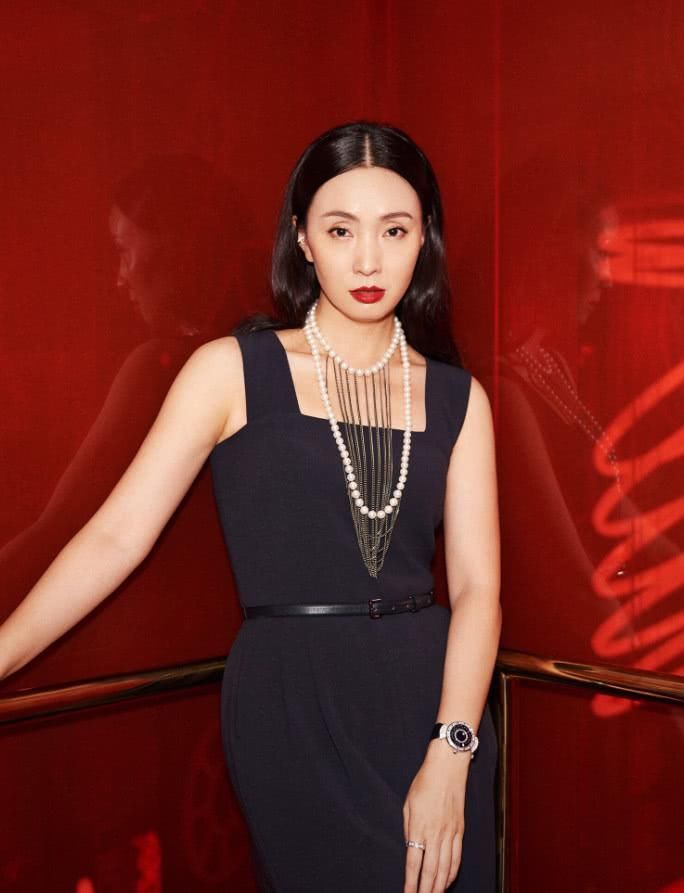 陶虹前面加了一块布，穿出“头部以下全是腿”，越胯大越有气场!