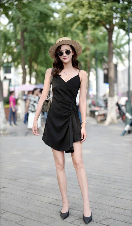 街拍：辣妈光滑大长腿，养眼惹人爱！