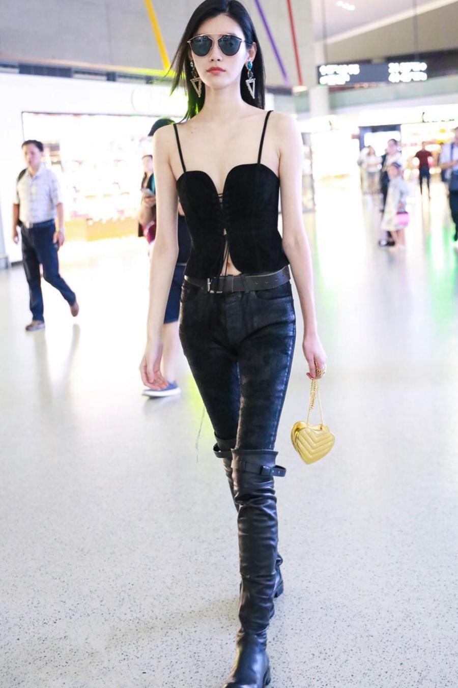 奚梦瑶的时尚我不懂! 因为怕热只穿一件小吊带, 却搭了双过膝长靴