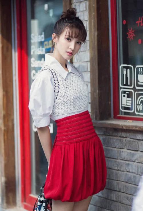 金晨真会玩,小白鞋居然当成拖鞋穿,网友:意外的好看!